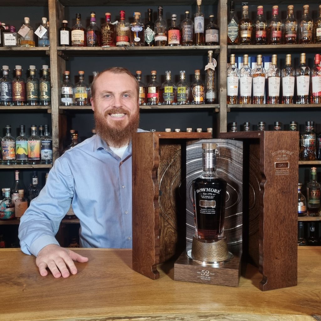 Daniel præsenterer en Bowmore fra 52